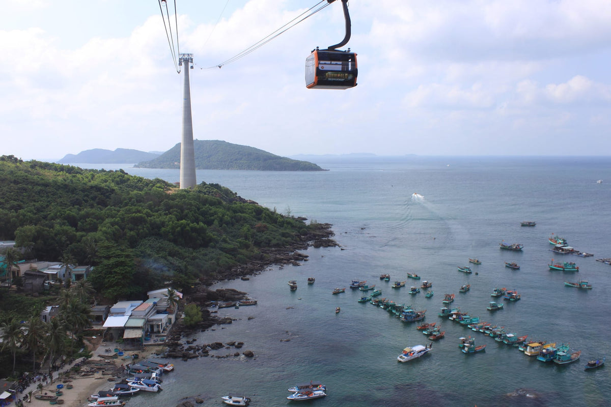 Hon Thom cable car above An Thoi town (photo: Klientos, CC BY-SA 4.0)