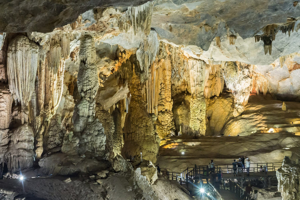 Stalactites inside Paradise Cave, Phong Nha (photo: Edgardo W. Olivera from Montevideo, Uruguay, CC BY 2.0)