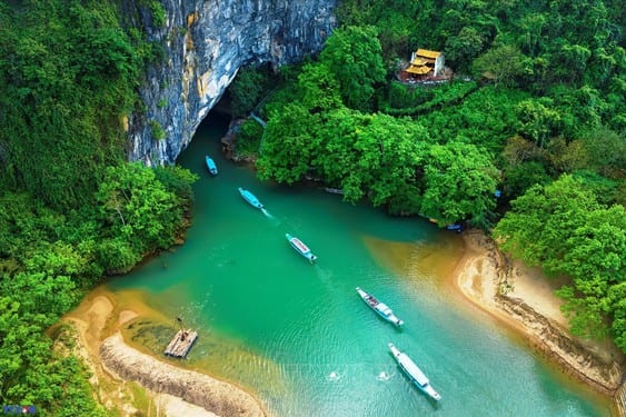 Boats entering Phong Nha Cave